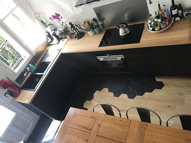 Dernière photo de ma cuisine pour vous annoncer la publication du second article racontant l’installation des meubles et de la verrière. Après je ne vous embêterai plus avec cette pièce :) #cilounewhome #blackkitchen #cuisine #ikeakitchen