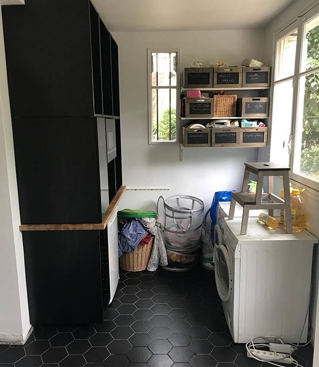 L’arrière-cuisine avance ! Je pense qu’elle sera finie demain. A nous la fin du camping et des déplacements perpétuels des affaires ! .Question au passage : je cherche des GRANDS paniers à linge pour mettre le linge sale et le linge à repasser. Je pense qu’il m’en faudrait 4 idéalement, assez hauts et si possible s’accordant avec la « déco » noire et bois. Et si je peux éviter d’y mettre trois bras... bref ! Des pistes ?