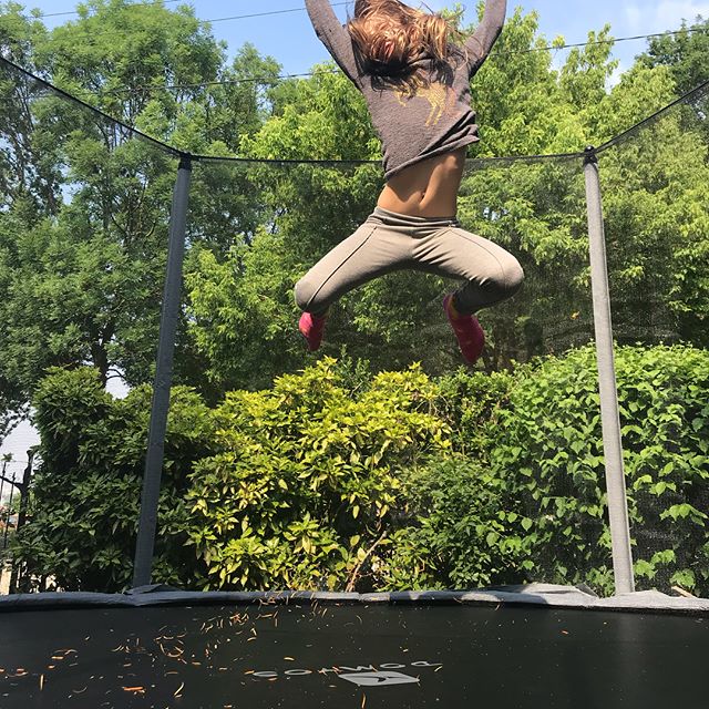 Elle bondit de joie sur le trampoline de son anniversaire. C’est chouette quand on met la main sur le cadeau qui plait vraiment. #trampoline #jump #cilounewhome