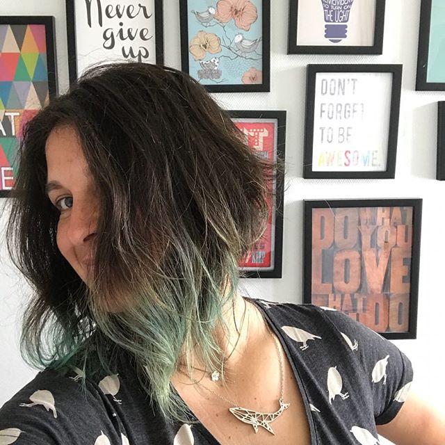 J’ai tout coupé ! M’enfin il en reste toujours un paquet ! Je ne suis pas 100% contente, comme à chaque fois que je sors de chez le coiffeur. Et je me demande parfois si c’est compliqué ou non de se couper les cheveux tout seul. Parce qu’il y a des mèches, je ne comprends pas que la fille ne voit pas qu’il faudrait les couper autrement. Bref. J’attends de les remouiller pour voir ce que ça donne avec leurs boucles naturelles :). Et vous ? Quelle relation avec votre coiffeur ? #coiffeur #carreplongeant #lesclientsrelous