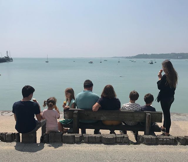 Ma maman souffle 66 bougies devant la mer, avec une poignée de ses petit-enfants, en mangeant des glace au soleil. Je me souhaite le même genre d’anniversaire d’ici des années. Vive elle, vive eux. #familytime #birthday #maman #cancale