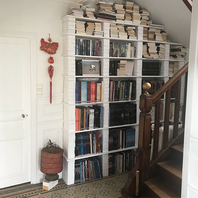 Et voilà ma bibliothèque diy ! Je l’ai réalisée à partir de planches en bois et de briques peintes. Les briques ne sont pas collées, juste posées les unes sur les autres. Le poids des livres stabilise tout. C’est assez rapide, accessible aux bricoleurs débutants et pas très cher, surtout si comme moi tu utilises du bois de récup. #diy #ciloubidouille #cilounewhome #bibliotheque #shelves