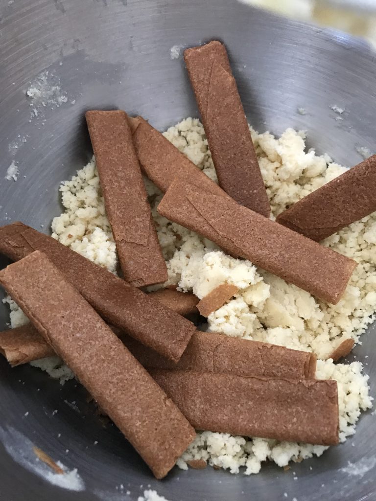 Crumble aux gavottes : une variante crousti-fondante 2 crumble aux gavottes - Rajoutez les gavottes au crumble