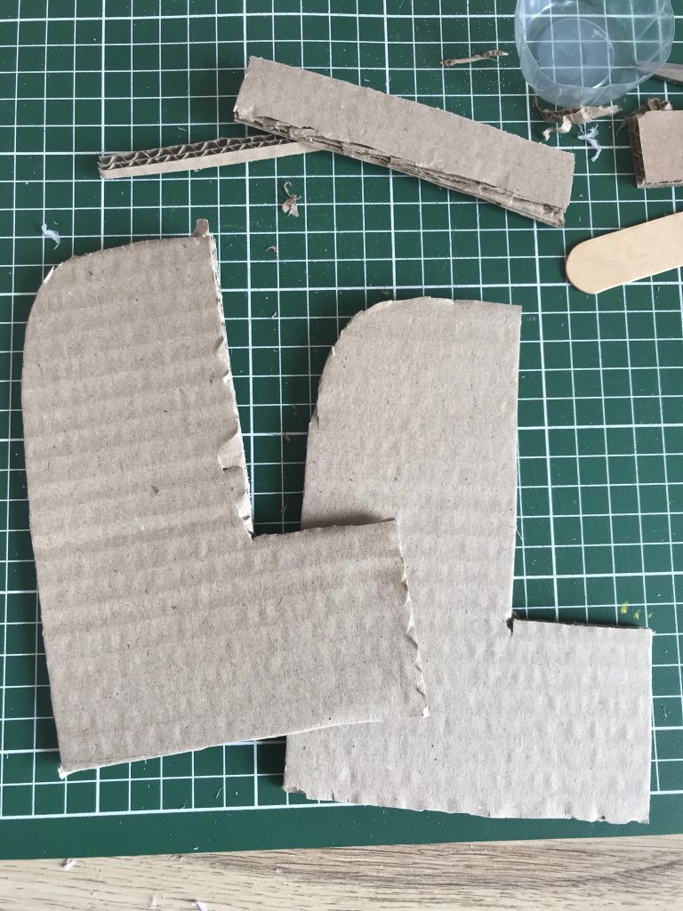 Maison de poupée dans une valise 15 Maison de poupée - carton