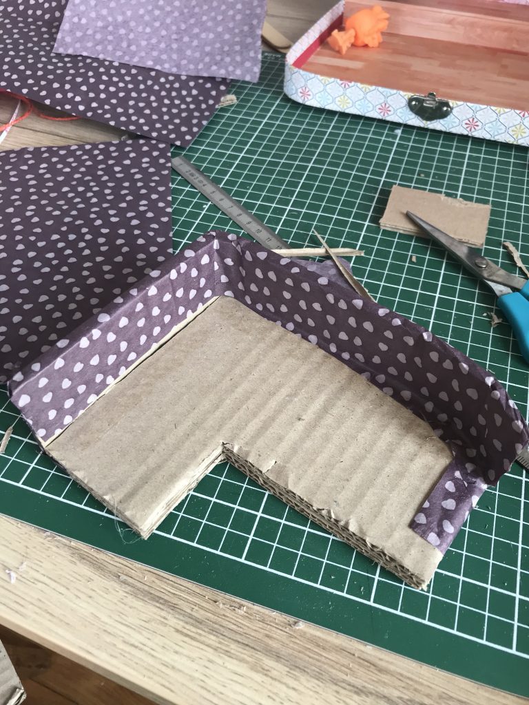 Maison de poupée dans une valise 16 Maison de poupée - Canapé en carton
