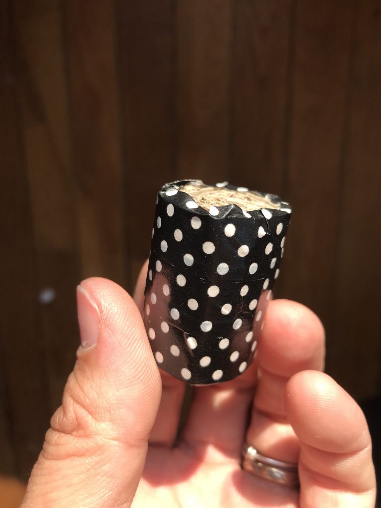 Maison de poupée dans une valise 12 Maison de poupée - pied de table