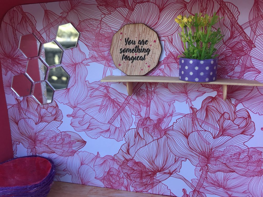 Maison de poupée dans une valise 20 Maison de poupée - étagère diy