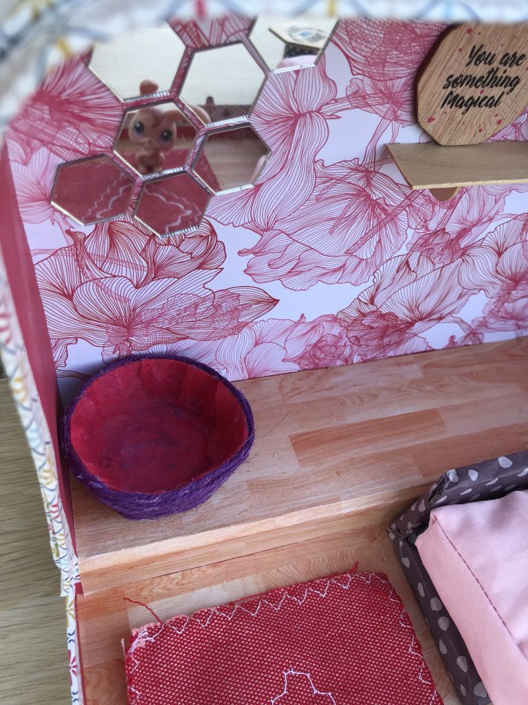 Maison de poupée dans une valise 10 Maison de poupée - panière diy