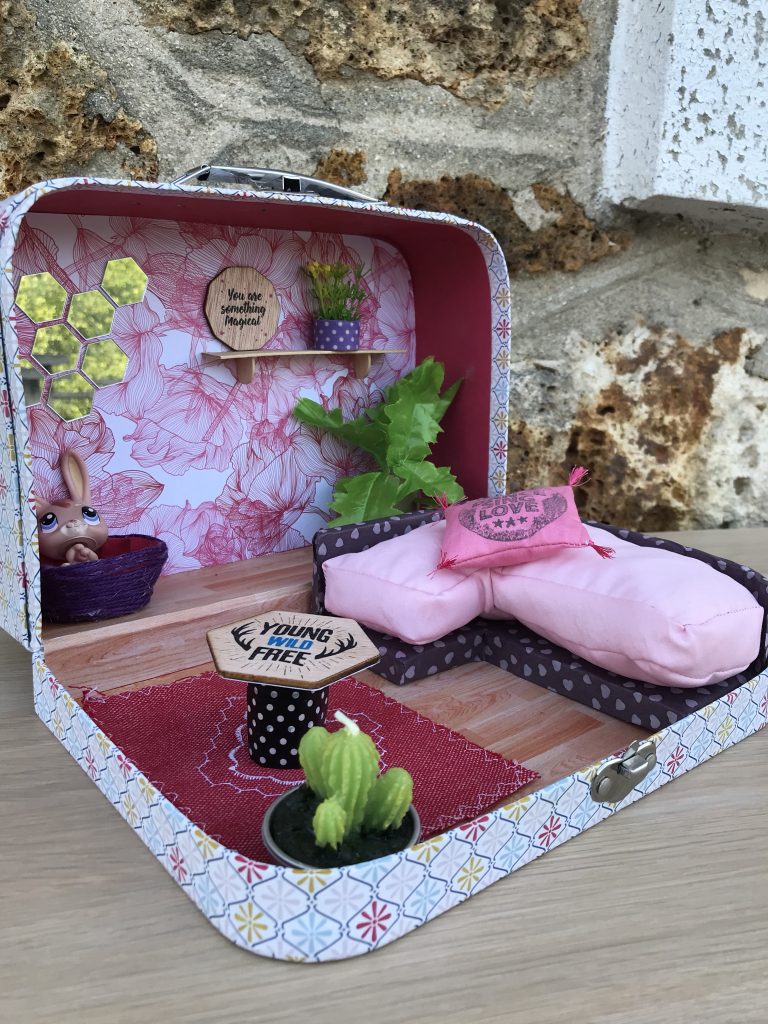 Maison de poupée - valise transformée en mini maison