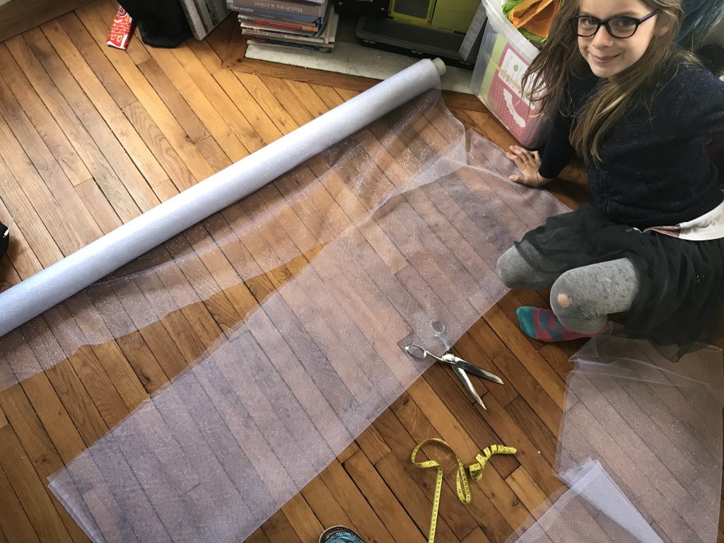 Faire un tutu lumineux : une joie de petite fille 1 Tutu lumineux- découpe du tulle