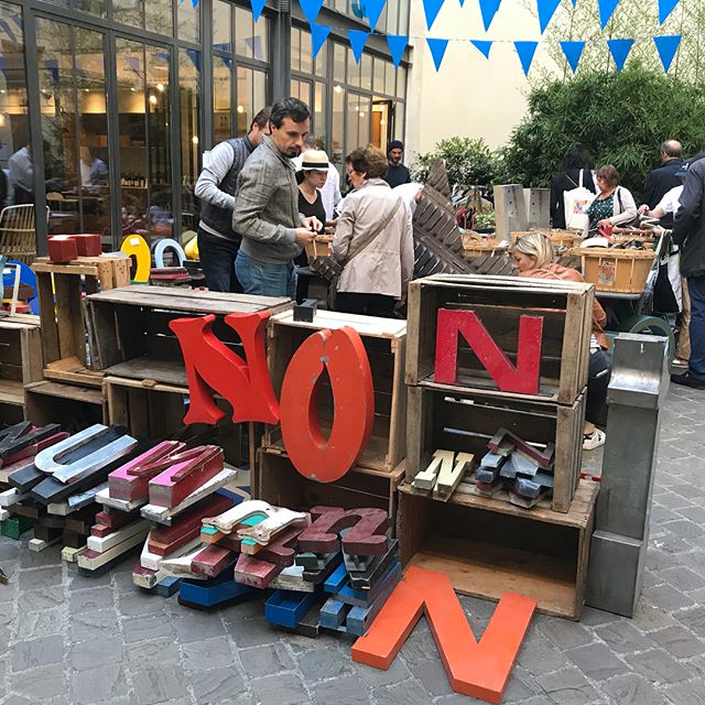 Aujourd’hui j’ai fait les soldes chez @kidimo ! J’ai adoooooré cet endroit, rempli de lettres et de gens qui composaient leurs mots. Je suis super contente et je surkiffe ce que j’ai pris... Je ne vous le montre pas encore mais je ricanne comme une ado à l’idée d’avoir ces trucs au-dessus de mon lit ! Et on a bien rigolé aussi avec les mots de mon pote. Bref, super matinée ! #kidimo #deco #parissecret #bonneadresseparis