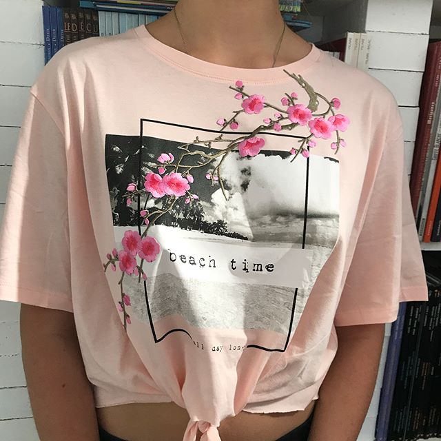En plus de couper ses tee-shirts, Maëlle les décore de broderies. Ca rend bien non ? Vous trouverez le lien de ces fleurs thermocollantes sur mon blog, en bas de l’article sur les tutus lumineux #diy #maviecreative #broderie #recycling