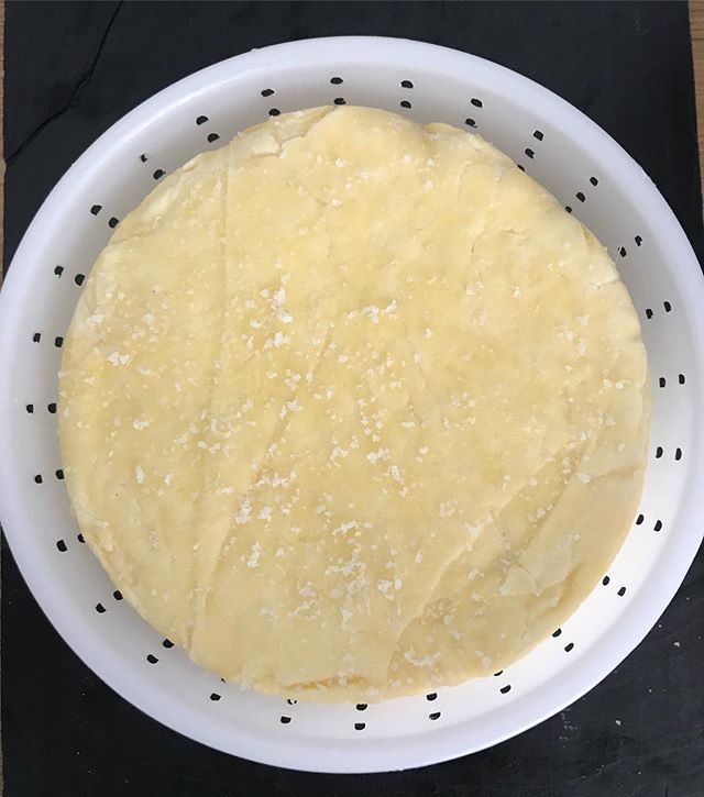 Avec les copines, ce we, on a testé la fabrication de tomme de vache, à partir de lait entier bio. On vous dira le résultat dans quelques semaines. C’est facile à faire mais ça demande un peu d’équipement, et beaucoup de temps :). Je me demande quand même si on a fait comme il fallait, l’impression que c’est trop simple justement. Mais c’est rigolo de se dire qu’on fait notre fromage. Ca m’a donné envie d’aller voir @lalaiteriedeparis et de lui poser plein de questions (en plus de tester ses produits ^^) ! #fromagemaison #homemadecheese