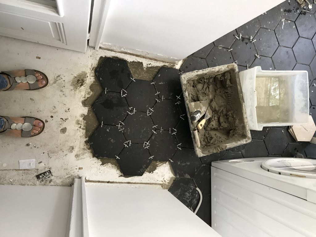 Une arrière-cuisine : la pièce qu'on adore 8 Arrière-cuisine - pose des carreaux noirs