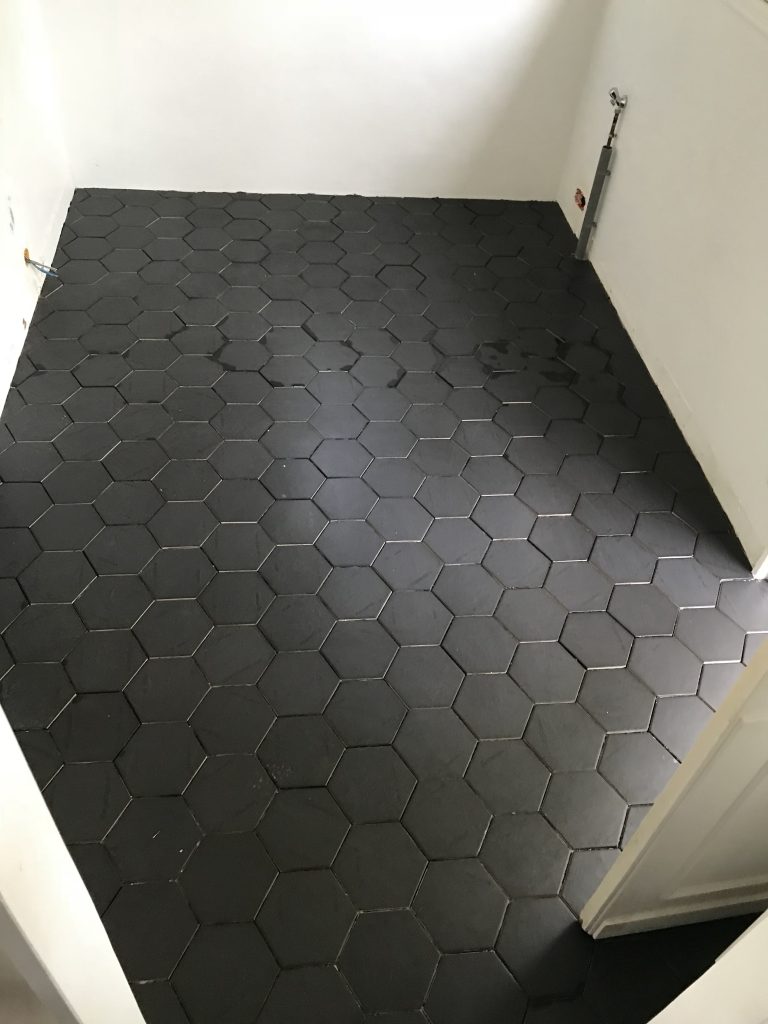 Une arrière-cuisine : la pièce qu'on adore 9 Arrière-cuisine - carrelage noir hexagonal
