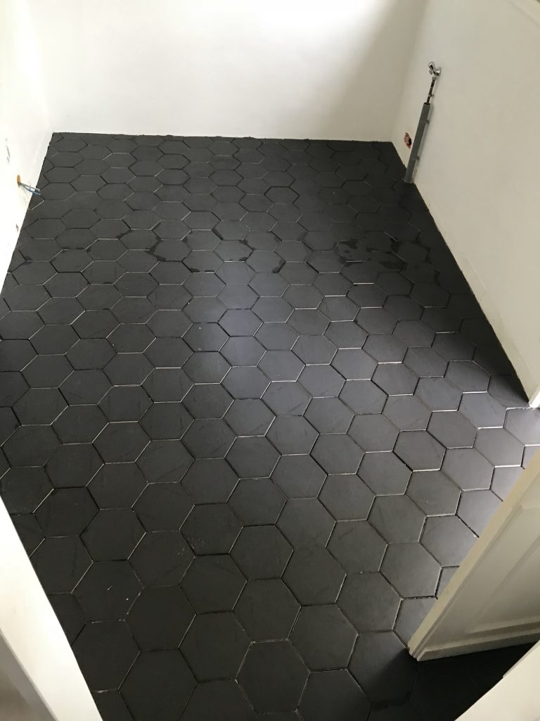 Arrière-cuisine - carrelage noir hexagonal