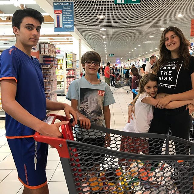 Apprentie Pâtissière : Maëlle, la Sorcière du Gâteau 3 Famille au super marché avant un anniversaire. Ciloubidouille
