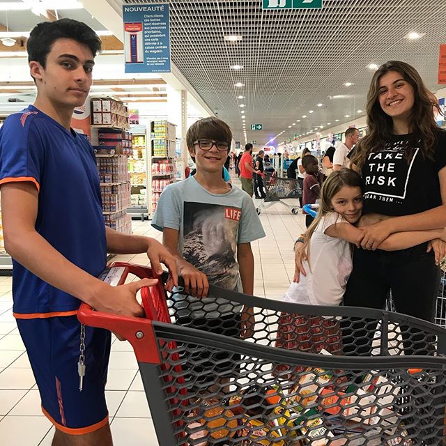 Famille au super marché avant un anniversaire. Ciloubidouille