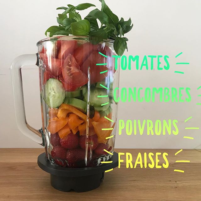 Ma petite astuce pour un chouette Gaspacho, c’est de rajouter des fraises :). Un chef m’avait filé l’astuce, je l’ai refaite à la maison et je confirme, c’est trop bon ! On ne sent pas les fraises mais on se dit qu’il a vraiment un bon goût ce gaspacho ^^ ! Ensuite, vous dosez à votre convenance le basilic, l’ail, l’oignon, le sel, le poivre... A servir bien frais avec des petits croutons ou des graines croquantes !  #gaspacho #astuce #recetteequilibree #vegan #veganrecipes #recettevegan