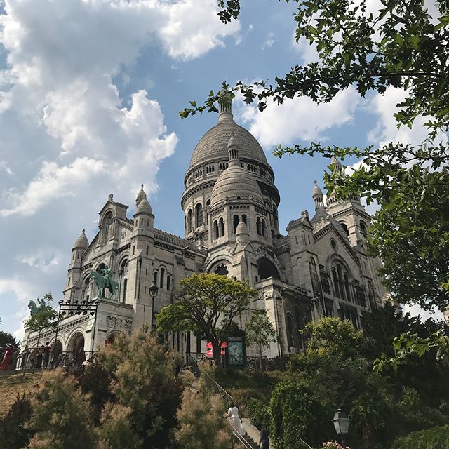 Vous reprendrez bien un peu de Montmartre ? Ce coin de Paris est tellement joli. Puis il est excellent pour se muscler les fesses et les mollets ! #montmartre #sacrecoeur #paris #jolieboutique