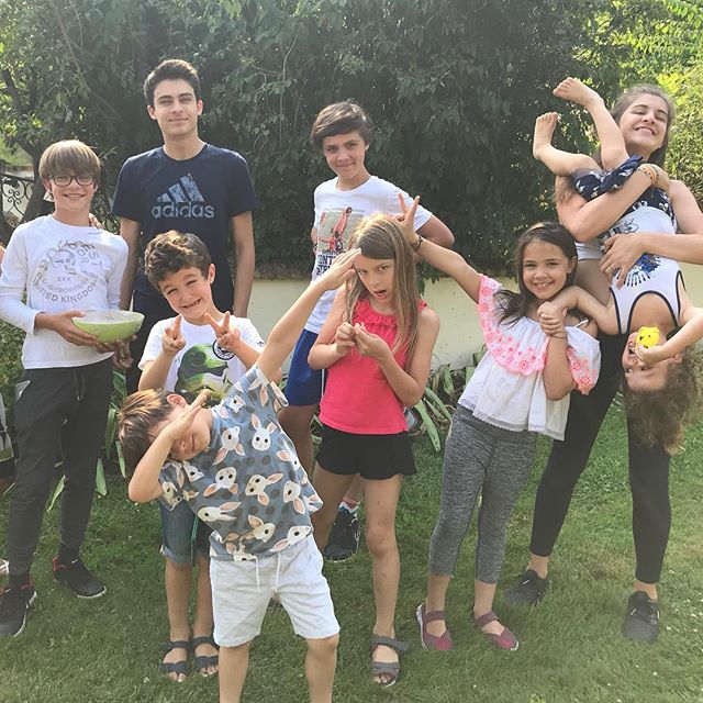 Retrouvailles entre cousins. photo de familles des enfants. Ciloubidouille