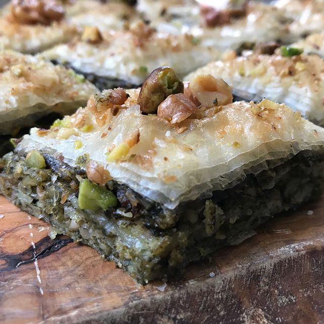 Sur le blog, ca parle de baklavas salés (aux épinards). Vous allez voir, une fois le principe compris, vous allez adorer inventer votre version gourmande ! #baklava #greekfood #cuisinemaison #baklavas