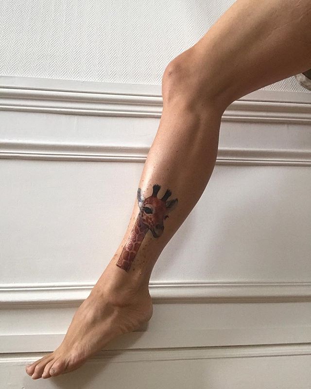 Amour propre, bien-être, jambes femmes musclés avec un tatouage de girafe. 