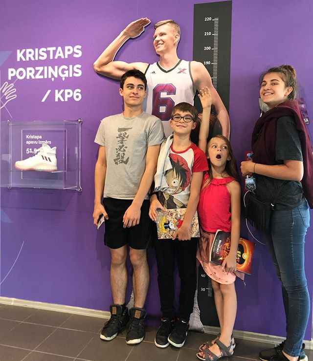 Riga, vacances en Lettonie. Enfants comparaison taille avc Kripstaps Porzingis Ciloubidouille