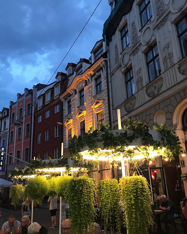 Riga by night... Je ne sais pas ce que cette ville donne à ses heures hivernales, mais ses chaudes heures d’été sont lumineuses. On dirait la cité des lucioles :). #lettonie #riga #rigabynight #latvia #cilouinlettonie