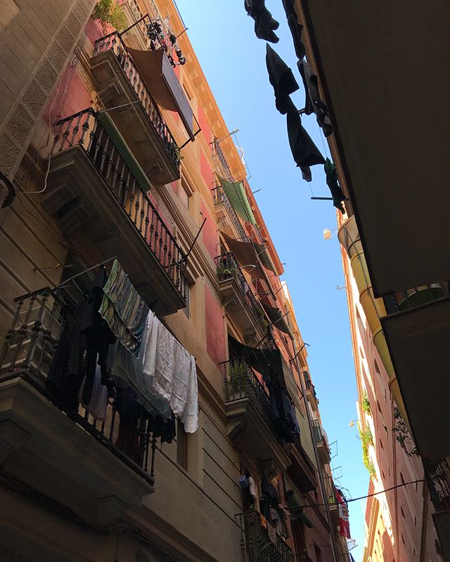 Les rues de Barcelone, mélange de belles ombres, de murs baroques et de ciel bleu... si jolies et si difficiles à photographier ! Il y fait tjrs aussi bon y déambuler :). #barcelona #barcelone #secretbarcelona