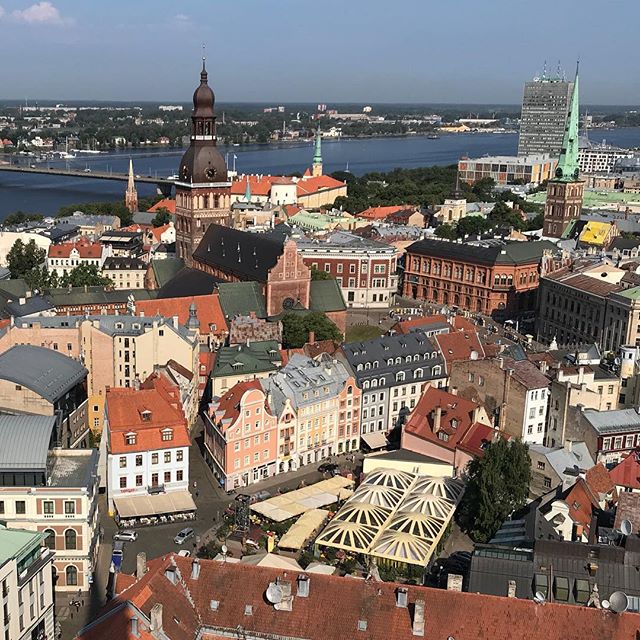 Carte postale de la jolie Riga. Vue d’en haut de l’église St Peter, qui permet de faire un 360 sur la ville. J’ai tellement sillonné ces rues que c’est chouette de les reconnaitre de haut ! #riga #lettonie #cilouinlettonie #latvia