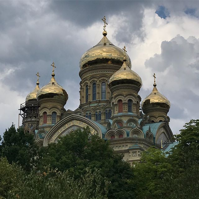 Cathédrale orthodoxe St Nicholas. Un peu de Russie en Lettonie :). On la voit briller de loin mais c’est de près qu’on peut apprécier la foule de détails. L’intérieur est plus « sobre » même si sobre n’est pas le bon mot ^^ (photos interdites)! #liep?ja #latviatravel #lettonie #latvia #cilouinlettonie #stnicholaschurch