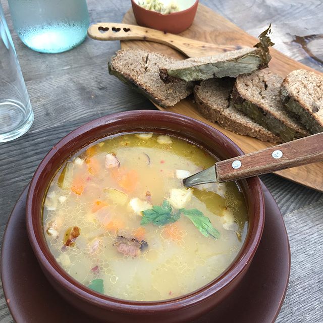 Défiant la chaleur, j’ai testé la soupe lettone. C’est délicieux, ça s’apparente à une bonne soupe terroir de chez nous (avec les lardons). Bon après, j’étais en mode ménopause avec des bouffées de chaleur... ^^ pas vraiment le plat de saison. C’est finalement le pain que je n’ai pas trop aimé. Trop dense et surtout étrangement parfumé et sucré. Je ne sais pas si ça vient de la feuille sur laquelle il a été cuit ou des diverses graines mais un goût étrange. Pis poufpouf quoi :) #latvianfood #cilouinlettonie #lettonie #latviatravel #latvia