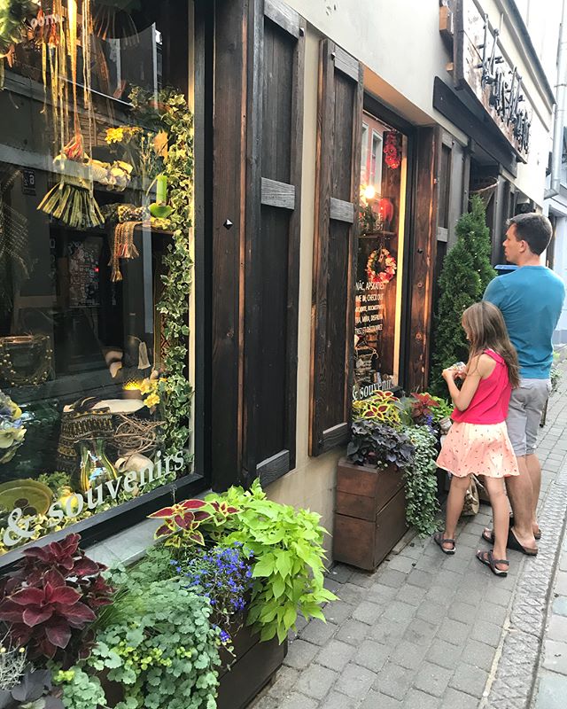 Après-midi à déambuler dans les rues de Riga, la capitale de la Lettonie. Beaucoup de bâtiments ont été détruits par les bombardements, c’est sans doute ce qui explique le côté parfois Disney de certaines bâtisses. Du faux vieux mignon. :). On se repose un peu et on fil pagayer :). #cilouenlettonie #riga #lettonie #latvia #latviatravel
