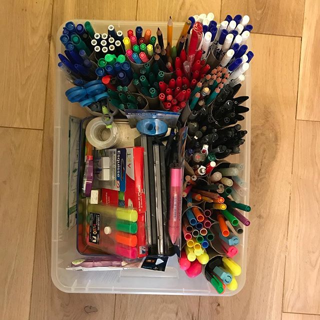 Rangement de crayons, stylos, feutres et outils de bricolage dans une boîte en plastique.