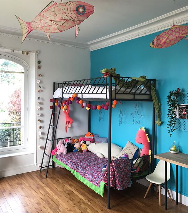 Sur le blog je vous parle de la chambre de SiloëJolieFée :). J’adore le résultat et plus que tout, j’adore voir ma fille bricoler dedans. (Oui... parce qu’il n’y a pas qu’un lit dedans ^^ ! Surpriiiise ! )N’hésitez pas à me laisser un petit mot sur le blog, car j’avoue avoir eu un mal fou à me poser derrière l’écran pour rédiger un article. Ca m’encouragera peut-être à bosser sur les 15 brouillons en attente... #kidsroom #kidsofinstagram #kids #decoration #chambreenfant #cilounewhome