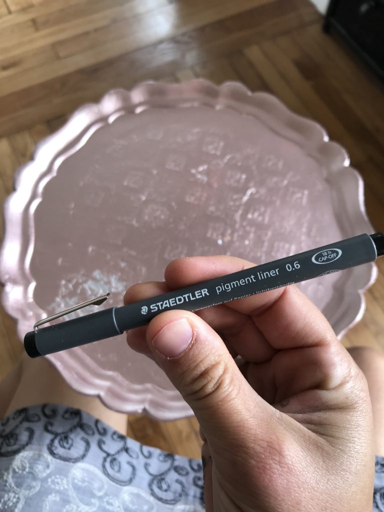 customisation de guéridon - décoration au feutre