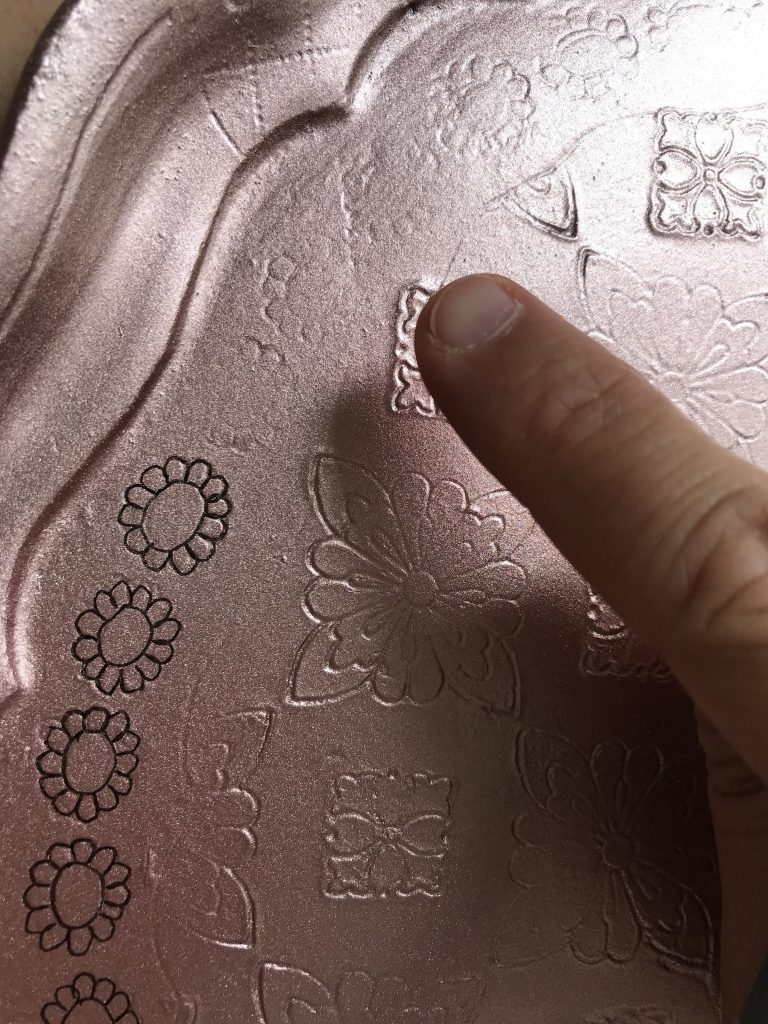 customisation de guéridon - feutre sur motifs
