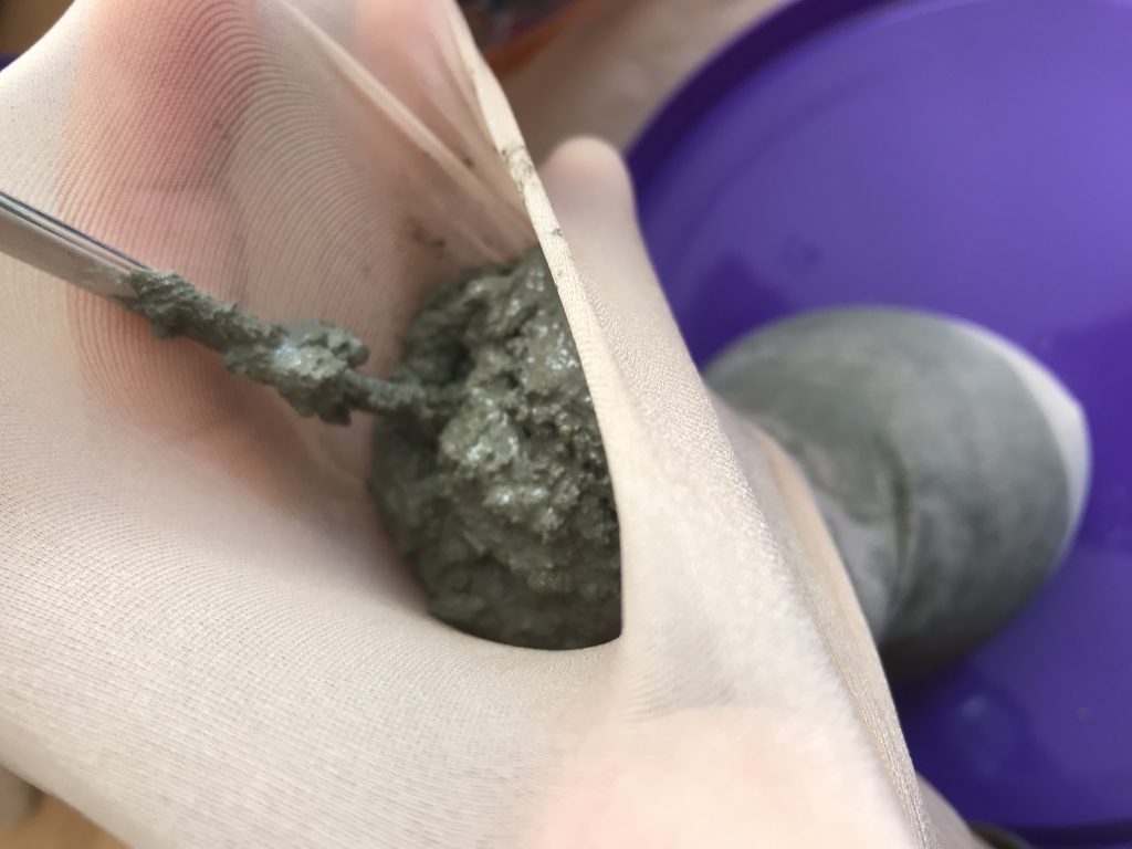 Citrouille en béton - Ciment dans collant
