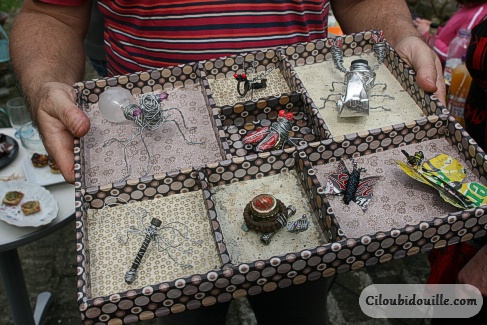 L'oiseau de papier de la fête des pères 28 insectes faits à partir d'objets récupérés