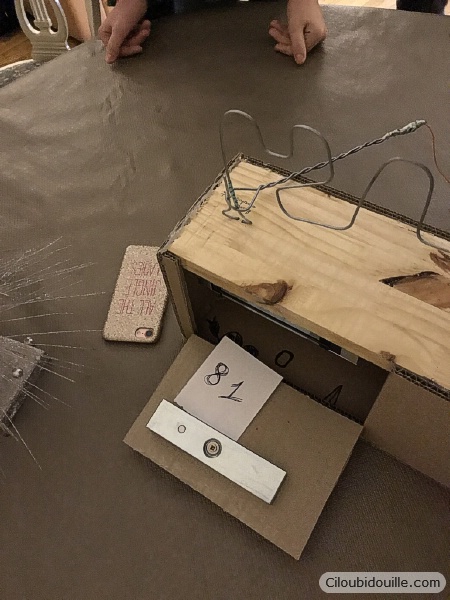 Une escape room maison : c'est possible ! 58 main électrique