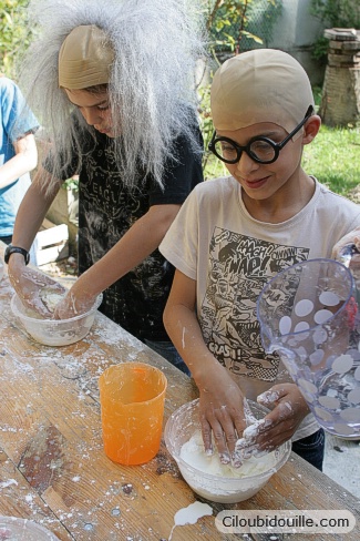 Enfants déguisés en scientifique font une expérience. 