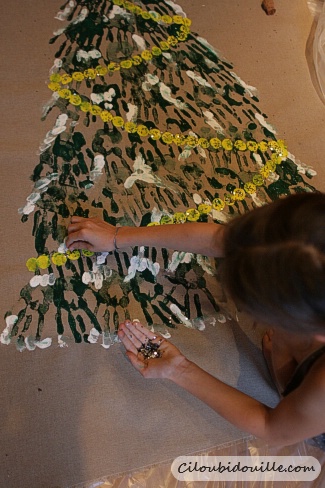 sapin avec des empreintes de main