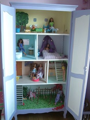 maison de poupées dans une armoire