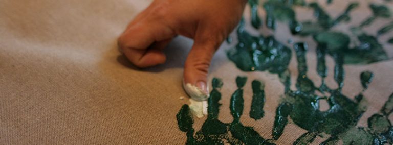 sapin avec des empreintes de mains
