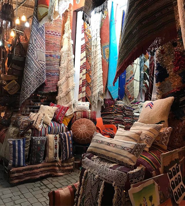 Les produits en tissus du coin  #jemaaelfna #marrakech #ciloubidouilleauMaroc