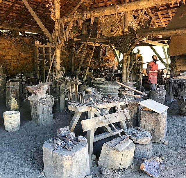 Les artisans qui travaillent tous les jours sur ce chantier gigantesque répondent volontiers à nos questions et c'est passionnant d'appréhender leur quotidien d'artisans moyen-âgeux #ciloubidouillesorties #guedelon