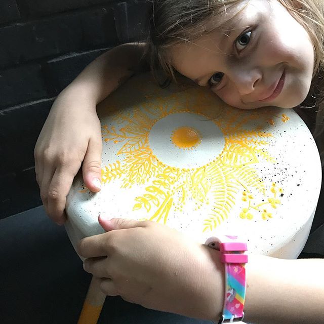 Avec Siloë on a fabriqué ce tabouret en béton ! Toit est expliqué sur le blog :) #ciloubidouille