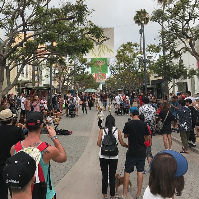 Impressionnée par le nombre de gamins qui font des spectacles de rue (et des sdf d'ailleurs) #santamonica #losangeles #ciloubidouilleinUSA