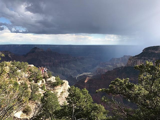 Moisson de bras levés devant le Grand Canyon ! L'endroit est majestueux. Pis on a eu du beau temps pendant notre balade (l'endroit est connu pour une météo pluvieuse). Au loin, un orage... #grandcanyon #northrimgrandcanyon #ciloubidouilleinUSA